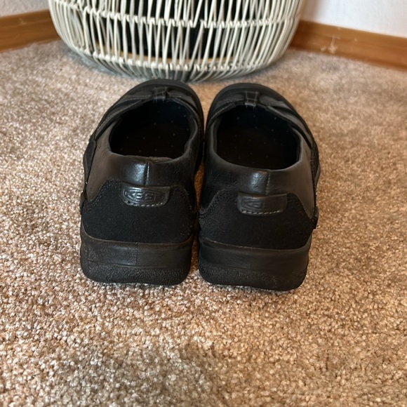 Keen Black Leather Flats Sz: 9.5 - Picture 3 of 5
